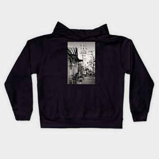 In Beijing's alleyway-under the wire Kids Hoodie